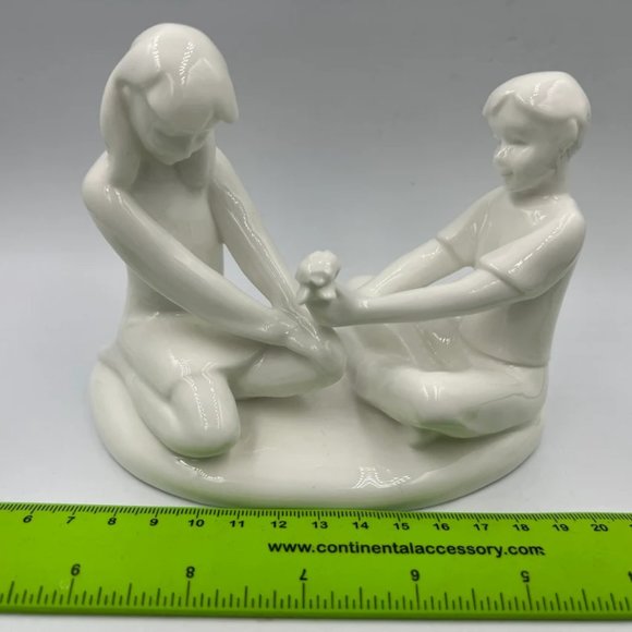 Royal Doulton Figurine Gift Of Friendship HN4446 White Bone China - 2002 - Picture 3 of 8